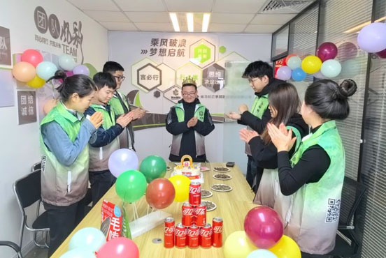 Zur Geburtstagsfeier versammelte sich Qindao Lian Sheng International Trade Co., Ltd